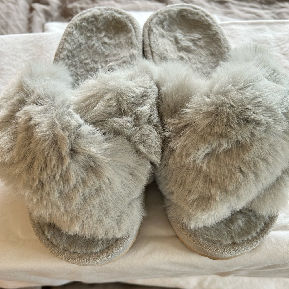 Fluffy Crossover Gray Slippers
